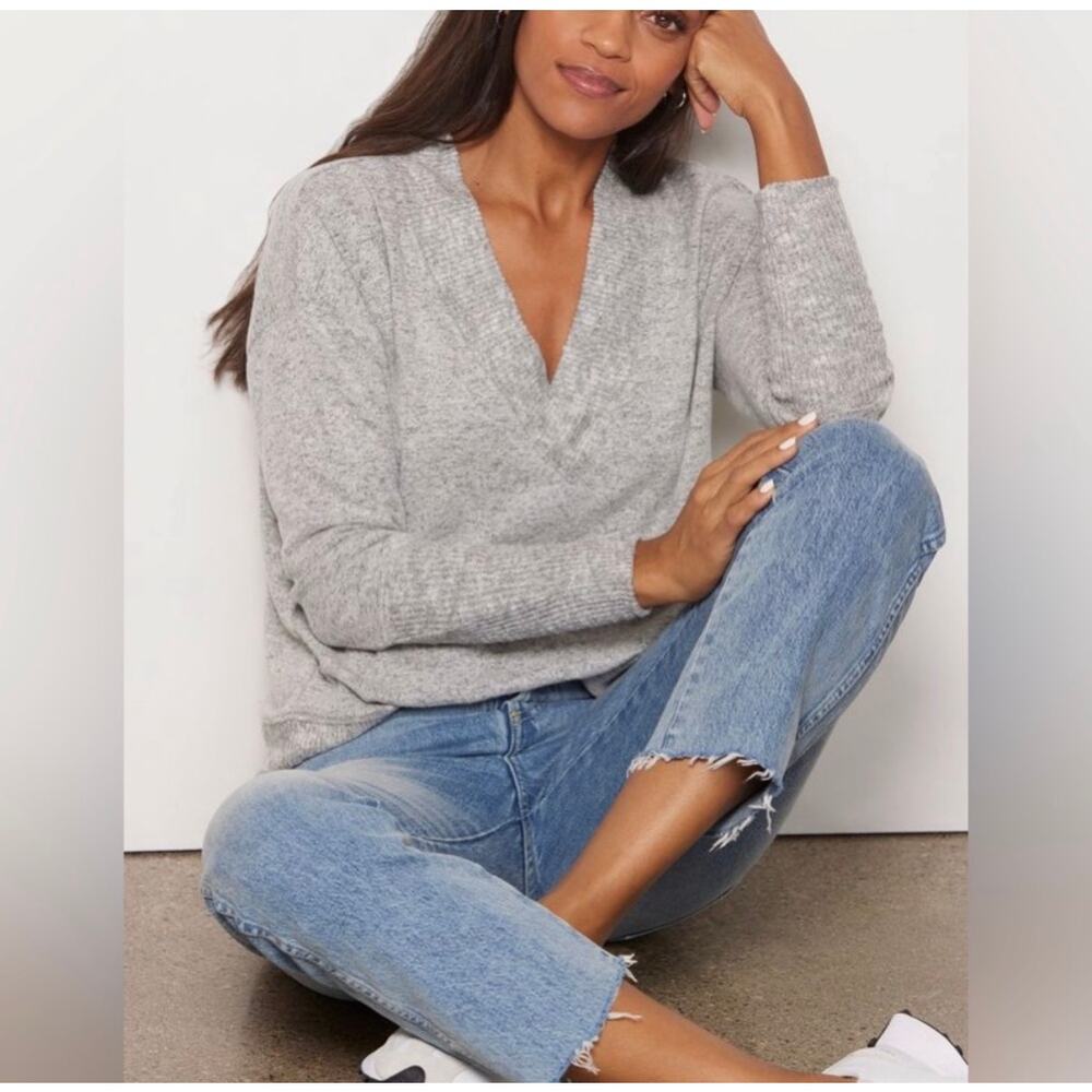 Evereve Gray V Neck Soft Knit Sweater Minimalist Quiet Luxury Pullover Small